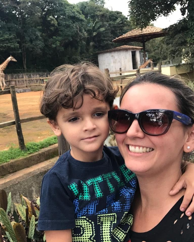 Virgínia com um de seus filhos